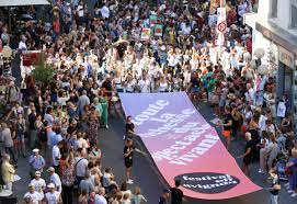 EN IMAGES. La traditionnelle parade des compagnies de théâtre ouvre en  couleurs le Festival Off d'Avignon