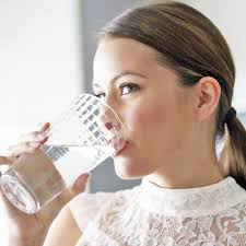 Dermatologista explica a importância de beber água regularmente e seus benefícios para a pele - Extrato Farmácia de Manipulação - Saúde, Beleza e Bem-estar.