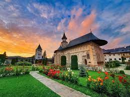Mănăstirea putna este un lăcaș monahal ortodox, unul din cele mai importante centre religioase și culturale românești. Film Documentar MÄƒnÄƒstirea Putna Epoca È™tefanianÄƒ Portalul Moldova OrtodoxÄƒ Portalul Moldova OrtodoxÄƒ