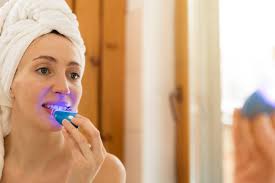 comment se blanchir les dents à domicile