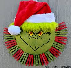 grinch clothespin pizza pan wreath