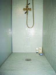 Was kostet ein neues badezimmer? Einfach Walk In Duschen Fur Kleine Badezimmer Design Mit Kupfer Duschkopf Und Weiche Farbige Wand Fliesen Badezim Mosaic Bathroom Bathroom Inspiration Bathtub