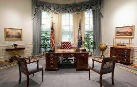 Follow house beautiful on instagram. From Roosevelt To Resolute The Secrets Of All 6 Oval Office Desks Atlas Obscura