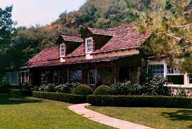 Designed by renowned architect robert byrd and built by j.f. When The Family Comes To Visit 10050 Cielo Drive Sharon Tate House Sharon Tate Charles Manson Family