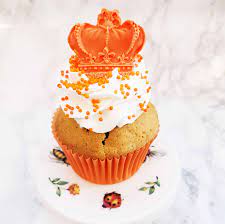 Hang er je mooiste lintje aan en hang hem voor je raam. Cupcake Oranje Kroon Cake Delight