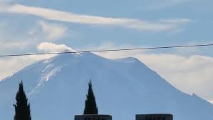 Cloud formation over Mount Rainier causes stir on social media | KPIC
