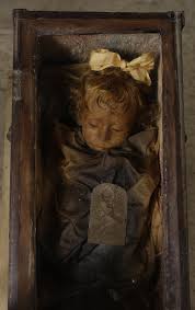 Rosalia lombardo was only two years old when she died from pneumonia in 1920. Einbalsamierung Ratsel Um Schonste Mumie Der Welt Gelost Spektrum Der Wissenschaft