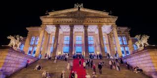 Marvel at its grandiose façade and purchase tickets for a classical music performance. Konzerthaus Berlin Programm News Concerti De