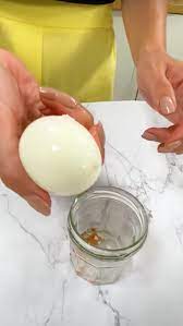 Cette astuce ultra simple permet d'écaler un œuf sans le moindre effort