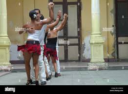 Cuban salsa dancers traditional colonial building dancing Banque de  photographies et d'images à haute résolution - Alamy