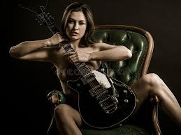 Provozierende Nackte Frau, Die Mit E-Gitarre Sitzt Stockfoto - Bild von  instrument, erwachsener: 114699016