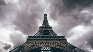 Eiffel Tower In A Cloudy Day Hd