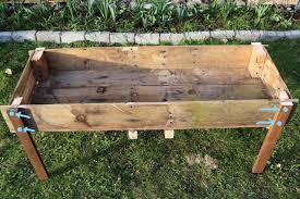 easy diy elevated planter box from pallet