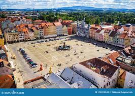中央镇中心看法在捷克布杰约维采，捷克共和国图库摄影片. 图片包括有正方形, 共和国, 有历史, 雕塑- 118415542