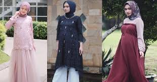 Trend terkini baju gamis modern wanita indonesia meliputi corak warna yang terang seperti cream, biru, merah muda, ungu dan hitam, hingga ada juga gamis motif batik. 10 Rekomendasi Model Baju Pesta Untuk Ibu Hamil Popmama Com