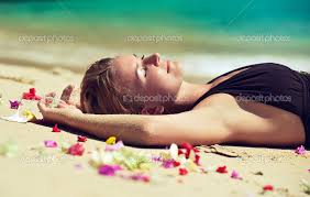 Mulher deitada na areia fotos, imagens de © EdwardDerule #33337649