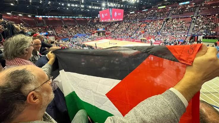 Costretto a riporre la bandiera palestinese prima di Olimpia Milano-Hapoel Tel Aviv”: la denuncia del consigliere Paladini