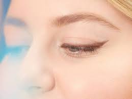Hooded eyes, sometimes also referred to as bedroom eyes appear as if the eye lid is partially closed. Rlzzt Tmh Bndm