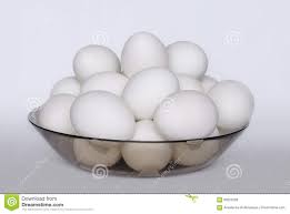 Muitos Ovos Cozidos Brancos Em Uma Placa Imagem de Stock - Imagem de  grande, bacia: 90253259