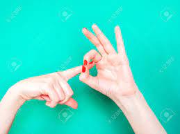 セックスハンドサイン。孤立したターコイズブルーの緑色の背景にジェスチャーをする女性の手。の写真素材・画像素材 Image 121638478