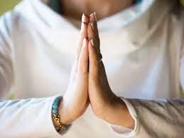 Почему во время молитвы или медитации принято складывать ладони вместе:  жест, известный с древности | Интересные факты обо всем на свете | Дзен