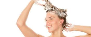 saçını yıkayan kadın ile ilgili görsel sonucu