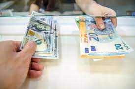 Euro valt duidelijk onder dollar, die “vleugels krijgt” | Gazet van  Antwerpen Mobile