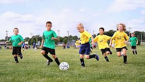 young children play sports advanes