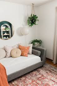 2 Diffe Ways To Style A Daybed