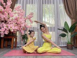 Cùng mẹ và bé tập yoga đơn giản tại nhà và tận hưởng cảm giác hạnh phúc  trong ngày lễ 2.9