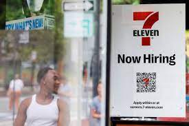 Mercado laboral EEUU sigue tenso, ofertas de empleo suben y despidos bajan