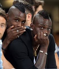Balotelli “nhăn nhở” khoe iPhone cùng đám chiến hữu 3. Cầu thủ người Ý cũng có đôi chút lo lắng cho kết quả của đội bóng - balotelli-nhan-nho-khoe-iphone-cung-dam-chien-huu