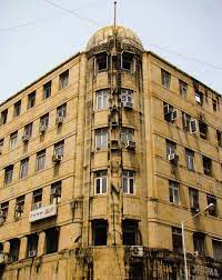 Architectural lettering , fort , gate , horizontal bands , pherozeshah mehta road , pmroad , streamlining , symmetry , universal insurance building Swadeshi Moderne Aesthetics Politics Appropriation In Bombay S Deco Art Deco