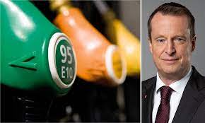 E10, bränsle som består av 10 procent etanol och 90 procent bensin. Sverige Byter Till E10 Bensin I Sommar Bade Bensin Och Diesel Blir Dyrare Sweden