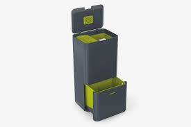 It can be kept in your fridge or freezer, but it can also move around the kitchen with this is the only countertop composter we tested that incorporated both air flow and a carbon filter. 13 Stylish Compost Bins For Your Small Kitchen 2018 The Strategist New York Magazine