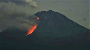 Korban diduga hilang tertimbun material vulkanik. Gunung Semeru Erupsi Jalur Pendakian Ditutup