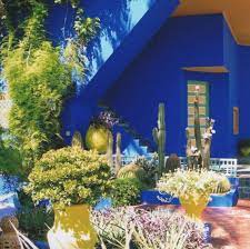 Parcourez toute la gamme des peintures murales de couleur proposée par bricomarché, pour habiller vos murs comme vous le souhaitez ! La Vie Est Bleue Peinture Naturelle Bleu Majorelle Outremer Chaux Room