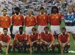 Tienduizenden nederlanders dragen dezer dagen het shirt (althans, een later gemaakte replica) waarin het nederlands elftal in 1988 europees . Voetbal Sportbizar