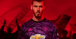 Returns as the cover star of the standard edition alongside pro evolution soccer ambassadors serge gnabry, miralem pjanić and scott mctominay.partner clubs will be barcelona, manchester united, arsenal, juventus and bayern munich. Manchester United 19 20 Goalkeeper Kit Released Footy Headlines