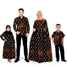 Contoh baju copel ayah ibu waktu acara lamaran anak : Model Baju Batik Kembaran Sekali