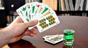 Die regelkarten und spezialkarten bringen viel aktion und abwechslung in das spiel. 5 Trinkspiele Mit Karten Die Du Garantiert Lieben Wirst Anleitung