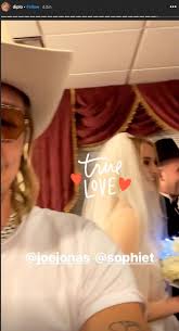 Joe jonas and sophie turner have officially released a photo from their big day! Joe Jonas Sophie Turner Get Married In Las Vegas After Billboard Awards Ew Com