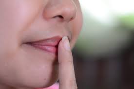 Untuk mencapai tujuan ini hampir seluruh wanita demikian beberapa cara memerahkan bibir dan tips cara menjaga kesehatannya. 9 Tips Hilangkan Bibir Hitam Walaupun Tak Merokok