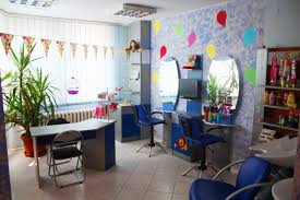 Малката фризьорка отвори своя първи фризьорски салон и се нуждае от твоята помощ. Detski Frizorski Salon Vesel Balon Snimki Izgodni Bg