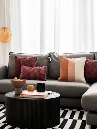 cómo combinar cojines para un sofá gris