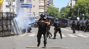 Gendarmería argentina reprime otra protesta en contra de reformas | HISPANTV