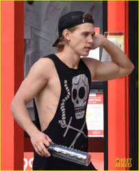 Austin Butler Flexes His Muscles Outside the Gym: Photo 3822565 | Austin  Butler Photos | Just Jared: Entertainment News