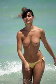 Sexy babe topless at the beach Porn Pic - EPORNER