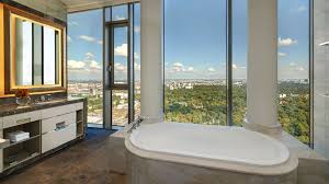 Alle corian® badewannen haben eine garantie von 10 jahren. Hotels Mit Panorama Bad Schauen Sie Doch Mal Uber Den Wannenrand Leben Wissen Bild De