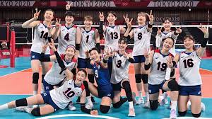 김연경 (가운데) 등 한국 여자배구대표팀이 29일 일본 도쿄 아리아케 아레나에서 열린 대회 조별예선 도미니카공화국전에서 승리한 후 다 함께 모여 기뻐하고 있다. 9a 9zcrqxedgvm